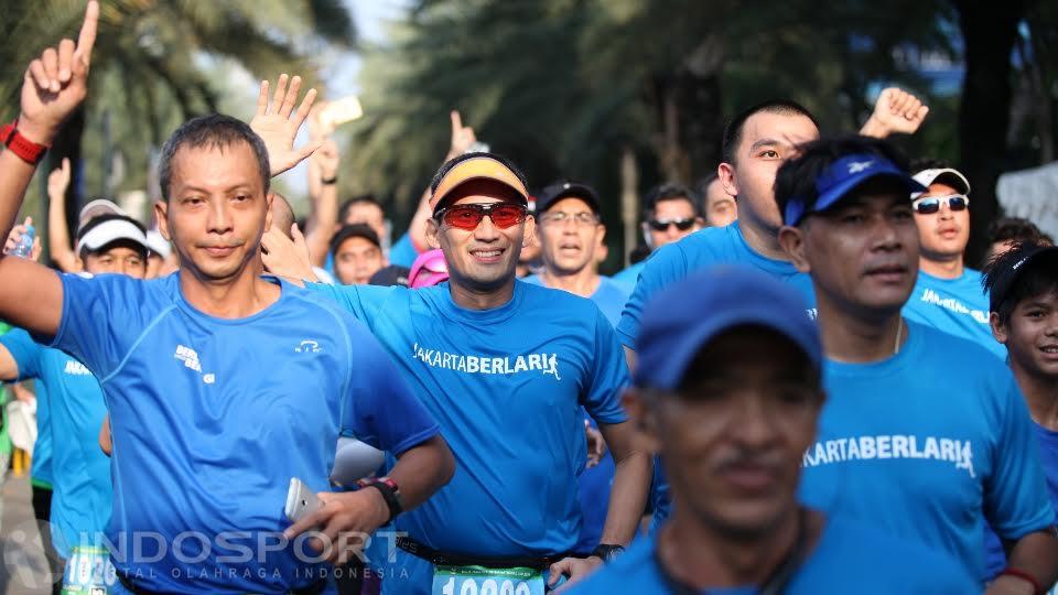 Calon gubernur DKI Jakarta Sandiaga Uno (kedua dari kiri) terlihat mengikuti Milo Jakarta International 10K melakukan start.